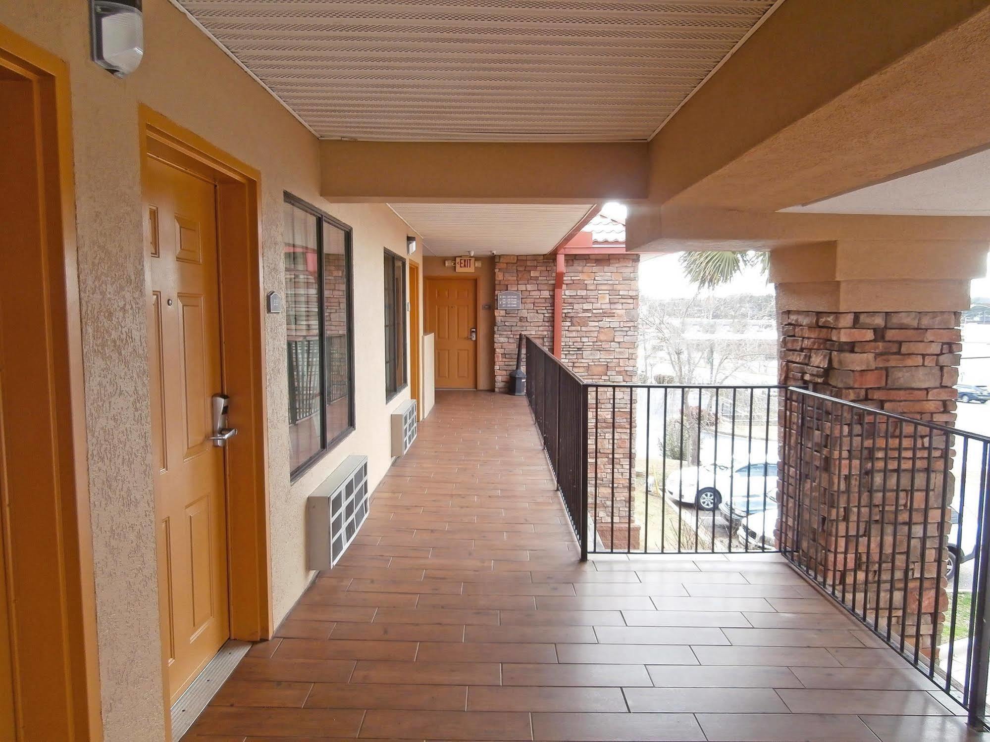 Americas Best Value Inn & Suites-Гриффин Экстерьер фото
